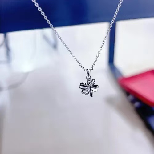 Four-Leaf Clover Necklace for Women, Versatile Design, New Clavicle Chain, Niche Light Luxury, Valentine's Day Gift for Girlfriend's Birthday