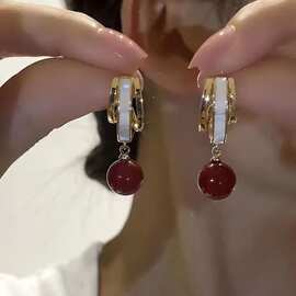复古港风红色相思豆耳环女2024新款潮气质名媛耳钉小香风轻奢耳饰