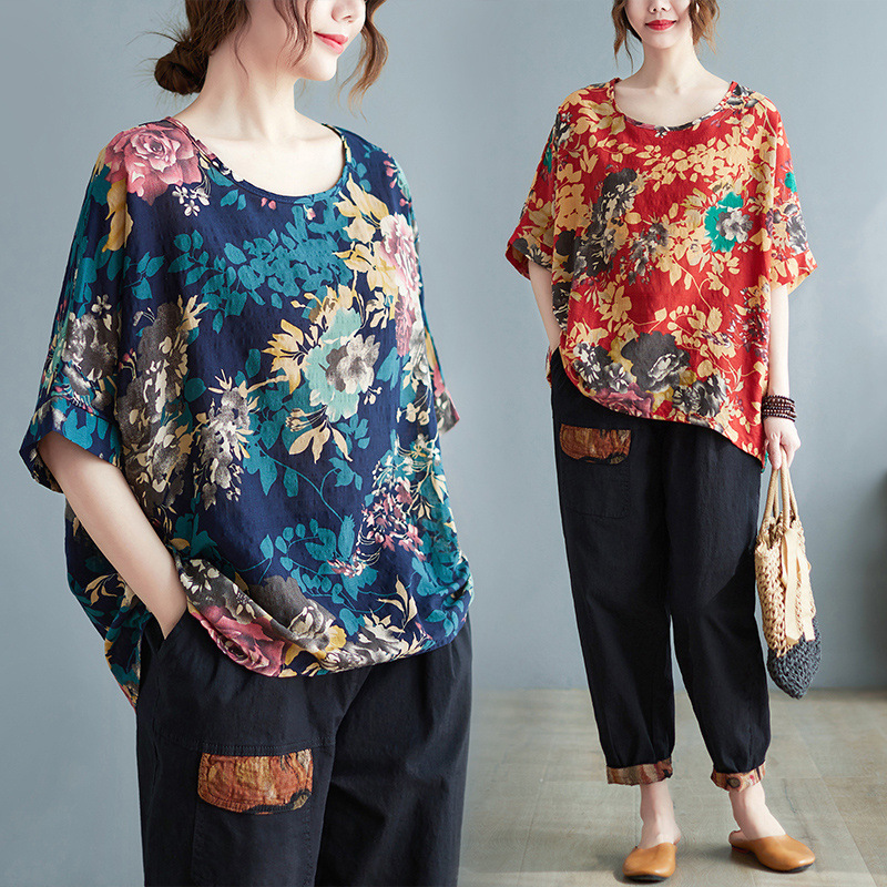 Summer T-shirt with a round collar