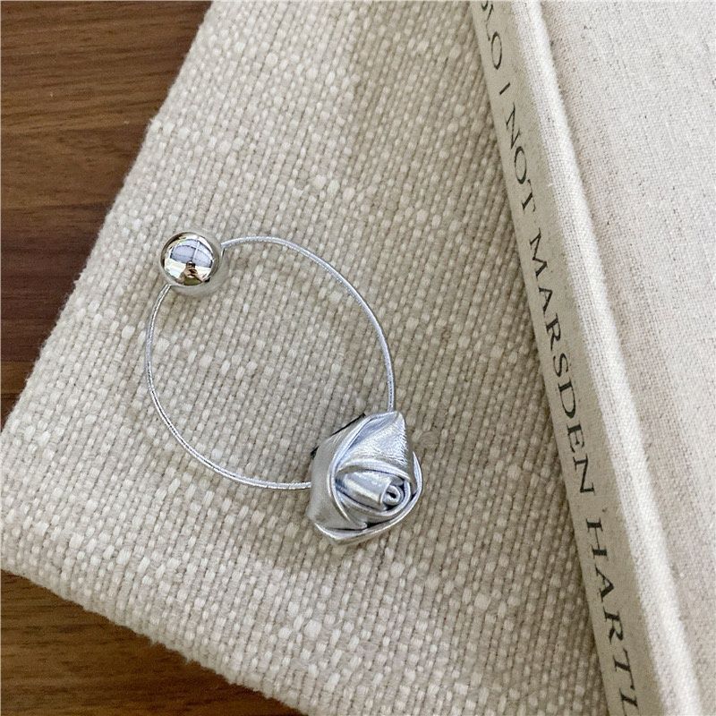 Simple de alto nivel sensación de cuerda de cabeza de bola plateada para mujeres 2025 nuevo anillo de cabello ins red rojo con cuerda de cabello de goma cola de caballo