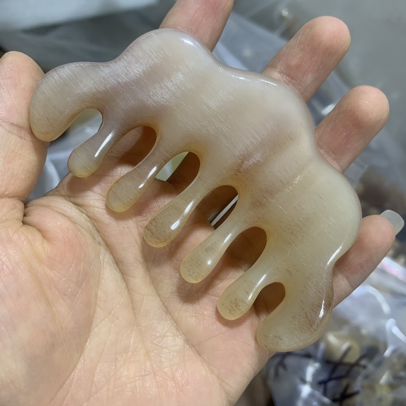 逸品の高貴な羊の角の雲の頭は治療してマッサージします。|undefined