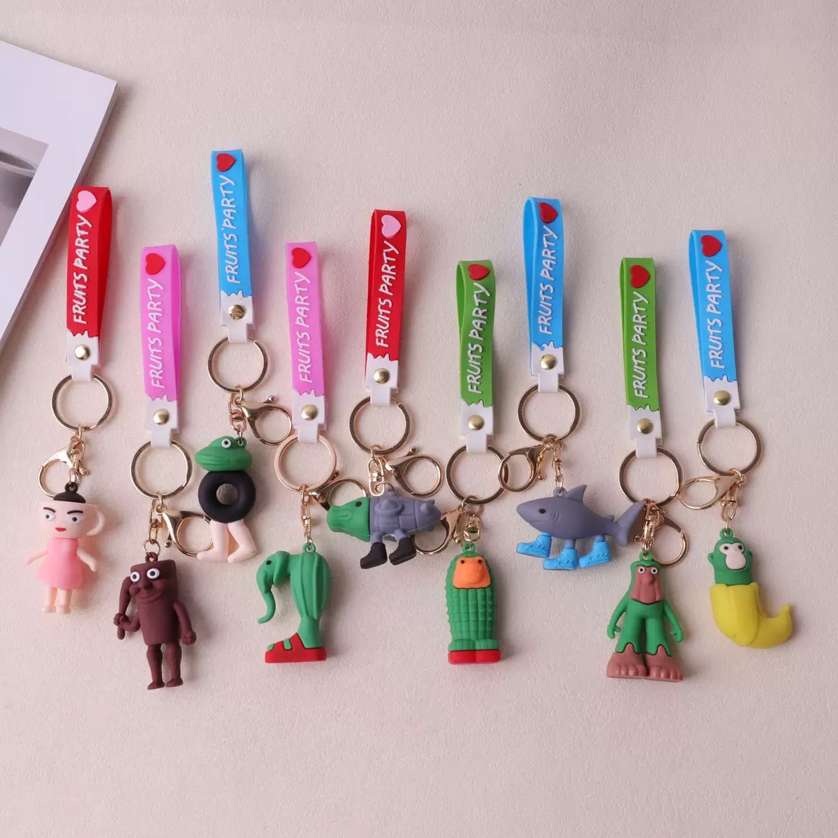 Nuevo Producto Transfronterizo, Muñeco de Regalo Creativo con Diseño de Bestia Mítica de Dibujos Animados, Colgante de Metal Retro, Accesorio de Llavero Unisex