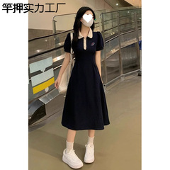 Polo襟のワンピースの少女の夏服の2025新型の中学の高校の学生の学院の風の運動は腰の長いスカートを収めます。