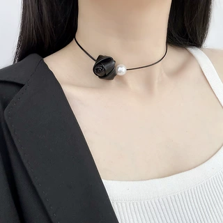 法式甜美皮质玫瑰花朵项链仿珍珠吊坠高级感气质时尚甜酷锁骨颈链