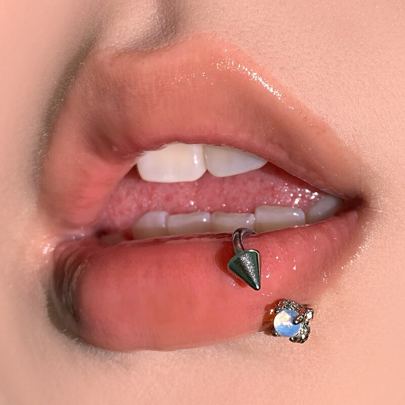 Wholesale In-Stock Dragon Claw Bead-Pointed Cone Lip Rings 4 Colors Spicy Punk Style Titanium Steel European and American Piercing Jewelry Wholesale