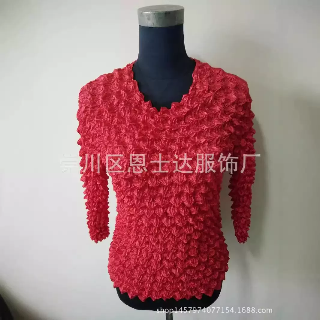 展会中适合发福女性穿着的加大码色丁长袖菠萝衣泡泡衣魔术衫