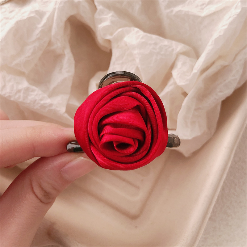 Clip de cabeza de princesa rosa roja satinada pequeña mujer lateral tocado clip de cabello de cabeza de tiburón clip de cabello de mitad