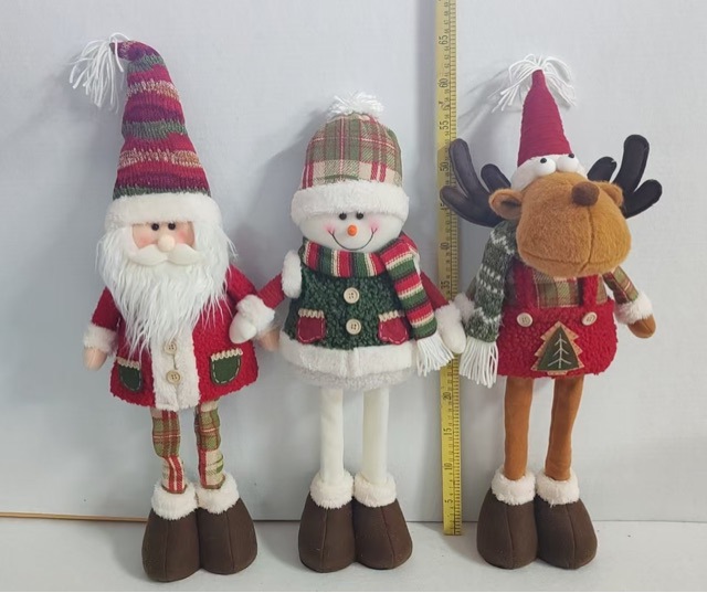 Pareja de oso sentado piernas colgantes adornos piel marrón ropa roja cuadrada gorra arco regalo de Navidad vestido image 4