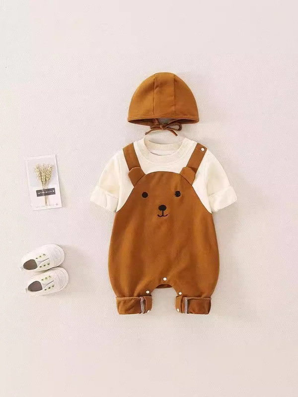 赤ちゃんの長袖のワンピースの新生児は服を着ます。|undefined