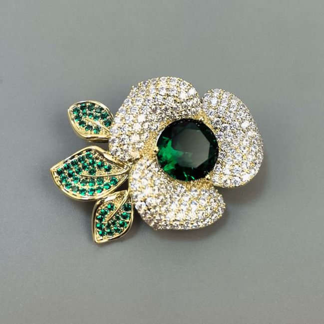 Elegant tvåfärgad kameliabrosch med glittrande diamanter_voghion.com