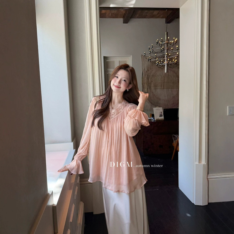 Autumn【DIGM】French-style gentle V-neck lace trim textured ruffle sleeve slimming blouse Autumn【DIGM】French-style gentle V-neck lace trim textured ruffle sleeve slimming blouse