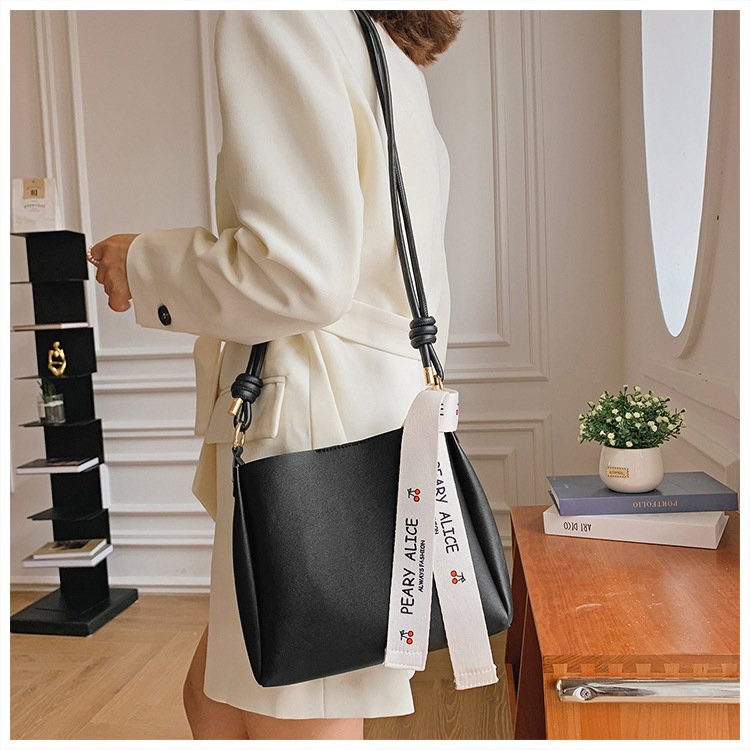 2021 New Solid Color Single Shoulder Messenger Handbags Fashion Texture Bucket Bag Korean Underarm Bag display picture 3