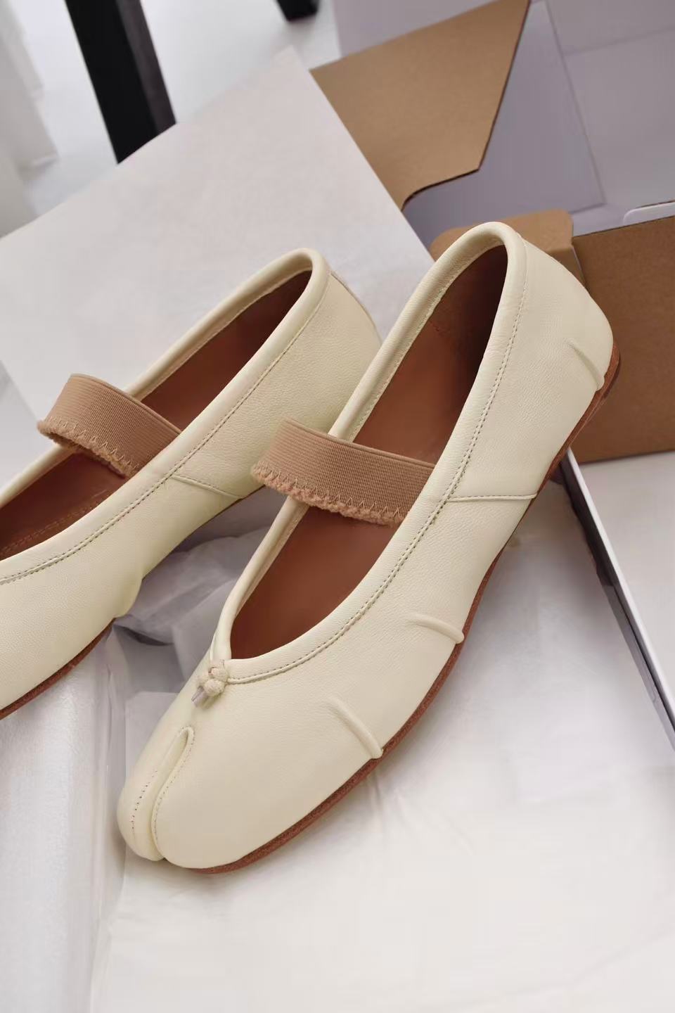 純正クラシックタビ新作プリーツ分割つま先シューズ レディース 本革 浅履きミドルヒール ピッグスティーアバレエシューズ ソフトレザーシューズ