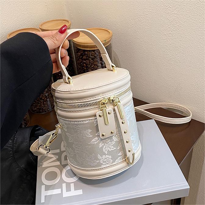 Este año, la nueva popularidad de bolsas bordadas de estilo chino para mujeres 2025 primavera y verano nuevo estilo universal de alta sensación bolsas de cubo de mano