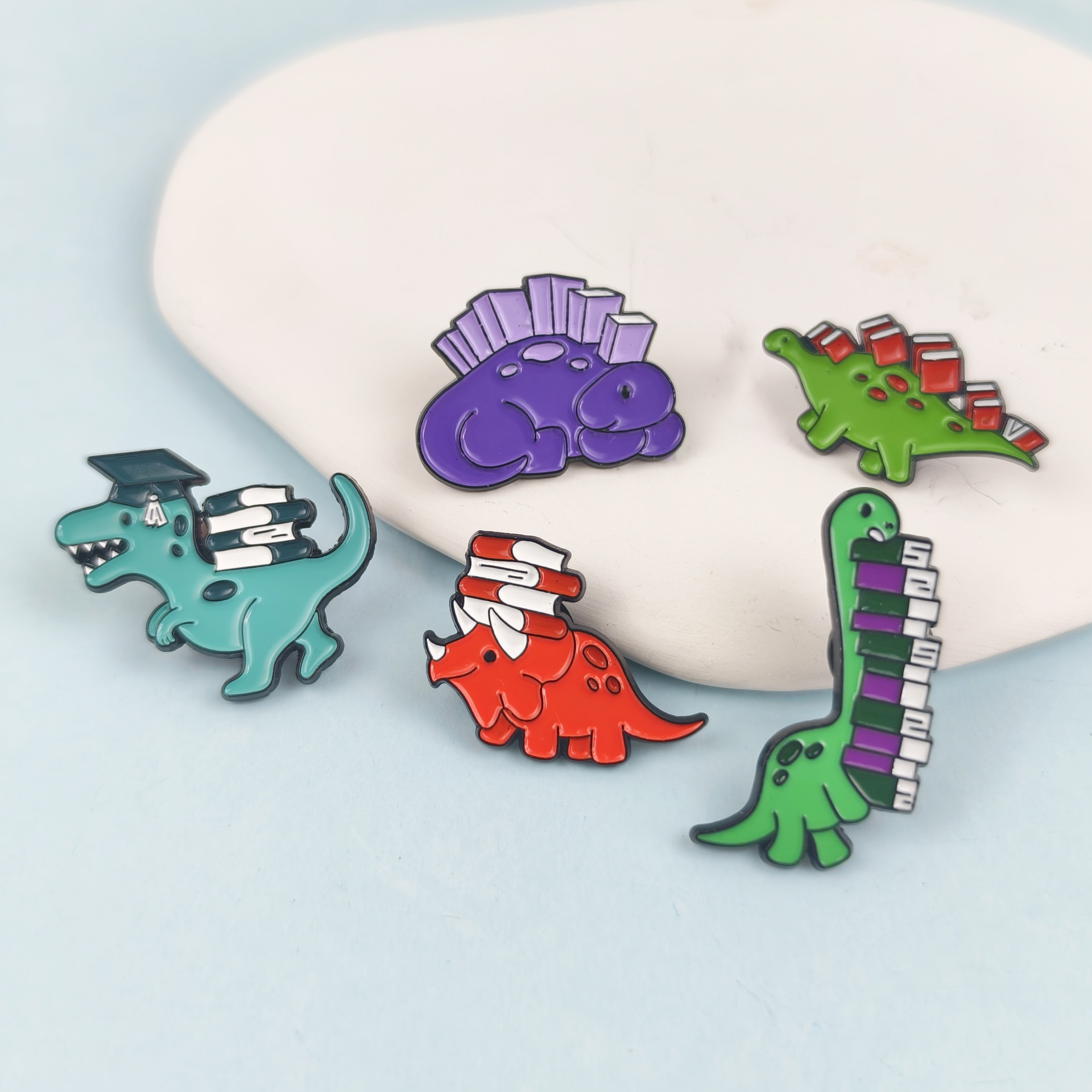 Insignia de broche de aceite de gota de aleación de dibujos animados, joyería europea y americana transfronteriza, lindo dinosaurio, aprendizaje, accesorios de libro, broche en stock