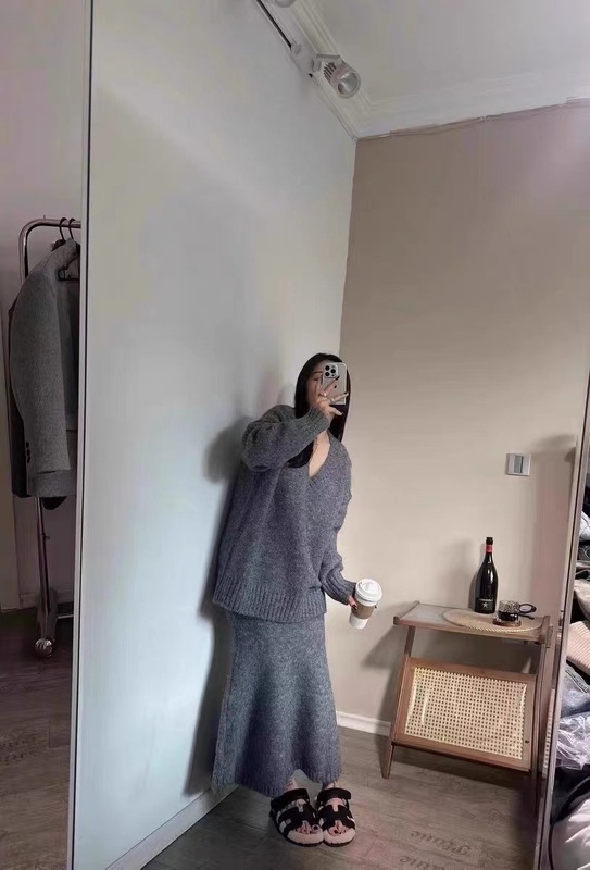 新型の怠惰なセーターセットの女性秋冬vネックのニット上着と半身のスカートのファッションの2つのセット|undefined