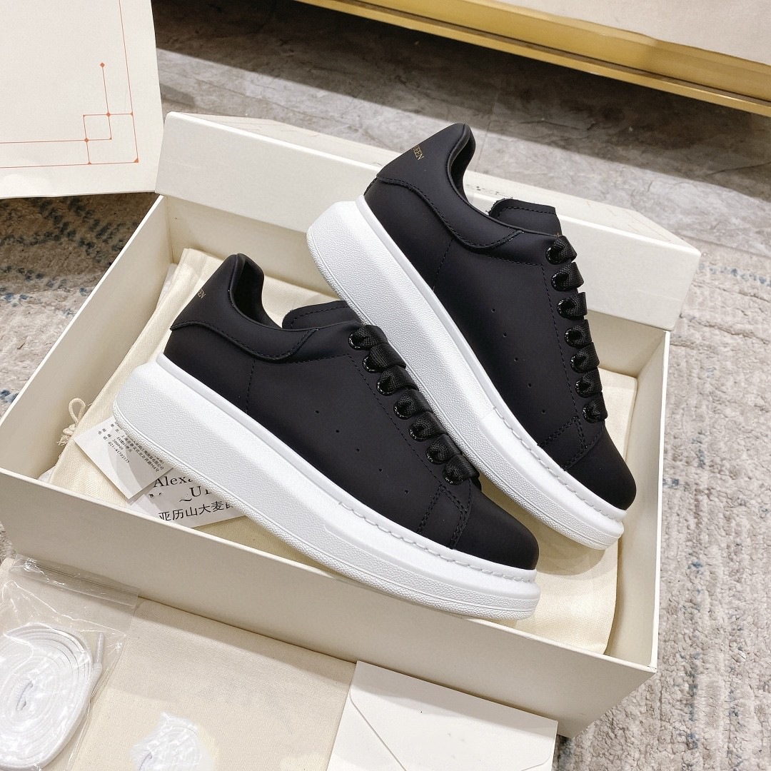 검은색 가죽과 흰색 바닥