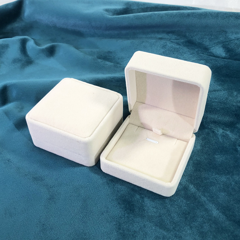 Off-white small pendant box; rounded velvet box