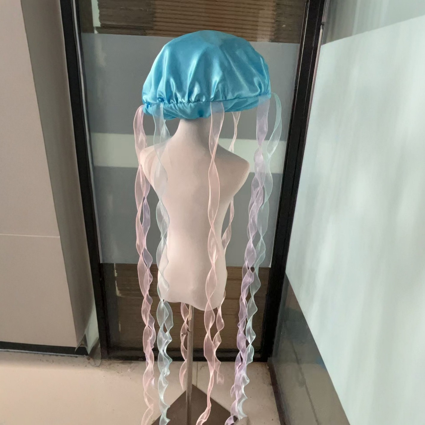 Pushing the jellyfish lantern to decorate the girl's room ornaments…