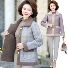 妈妈秋冬加绒加厚羊羔毛外套中老年人女装洋气短款颗粒绒翻领棉衣