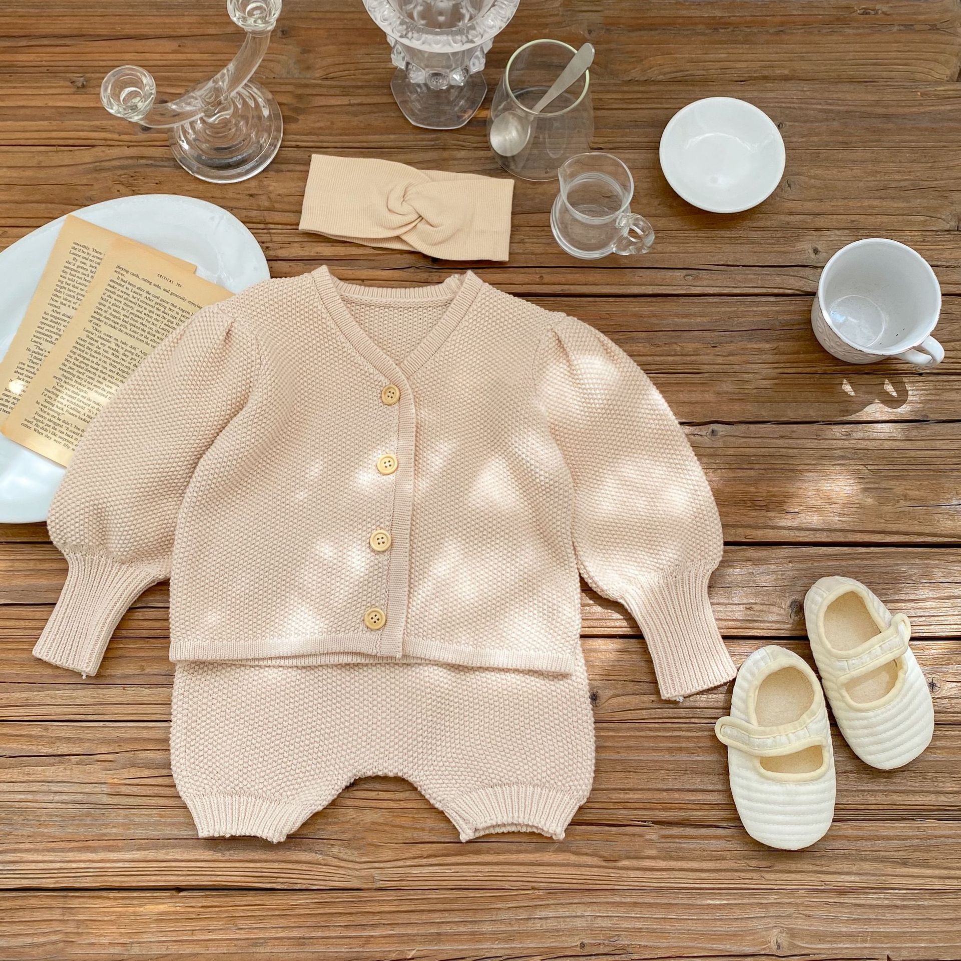 2024 Tavaszi Baba Férfi és Női Kötött V-nyakú Buborékos Ujjú Kabát Lámpás Rövidnadrág Két Részes Szett_voghion.com