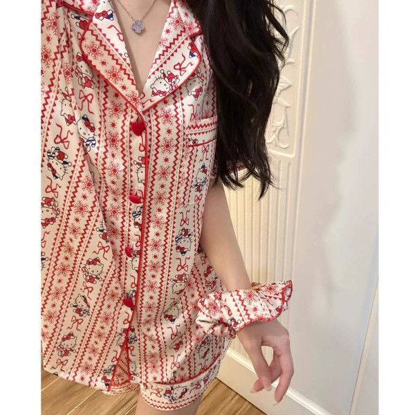 Venta al por mayor transfronteriza de tiras rojas KT pijamas de seda de hielo pantalones cortos de manga corta de verano para mujer cárdigan de dibujos animados dulce traje de servicio a domicilio fresco