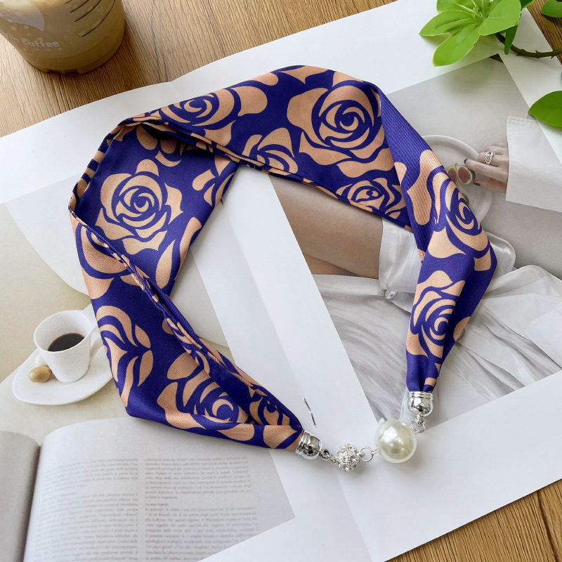 Rosa con fondo púrpura