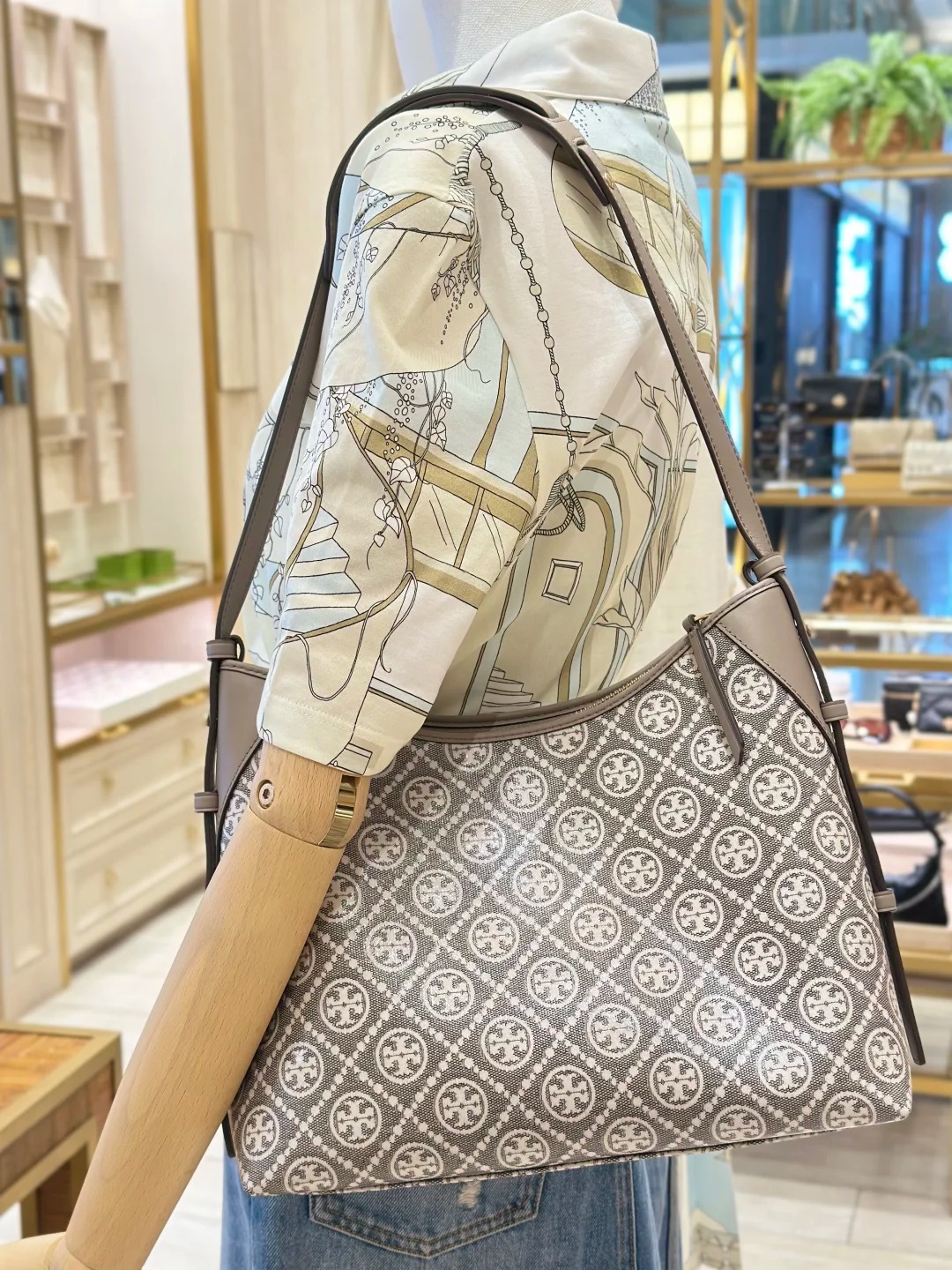 Tory B monogram fabric shoulder bag for women, fashionable underarm bag, versatile crossbody bag, horn bag, hobo shoulder tote