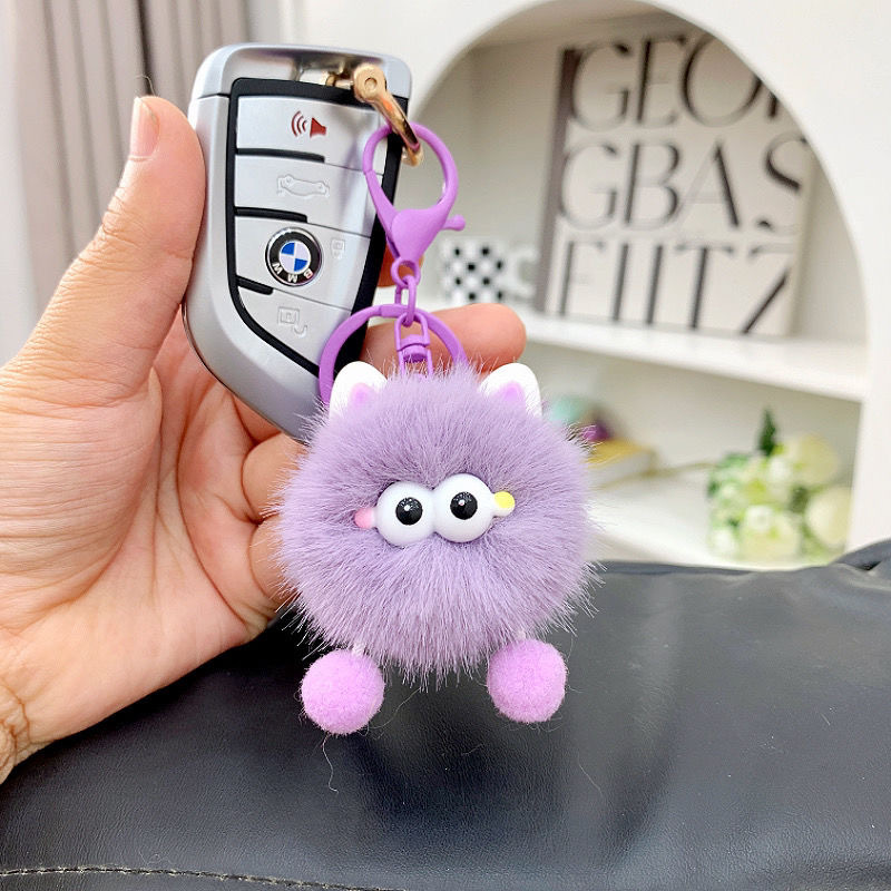 Suministro de nuevos lindos dibujos animados elfos de carbón pequeño colgante de pelusa colgante llavero de automóvil bolso colgante