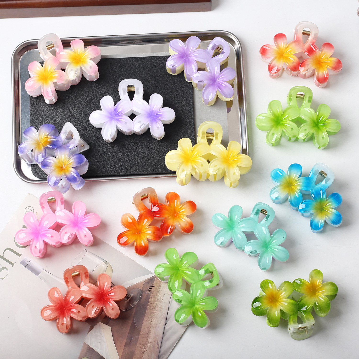 Clip de agarre de flor de frangipani de color caramelo caliente de Amazon transfronterizo Horquilla de flor de color transparente Horquilla de estilo de vacaciones de viaje