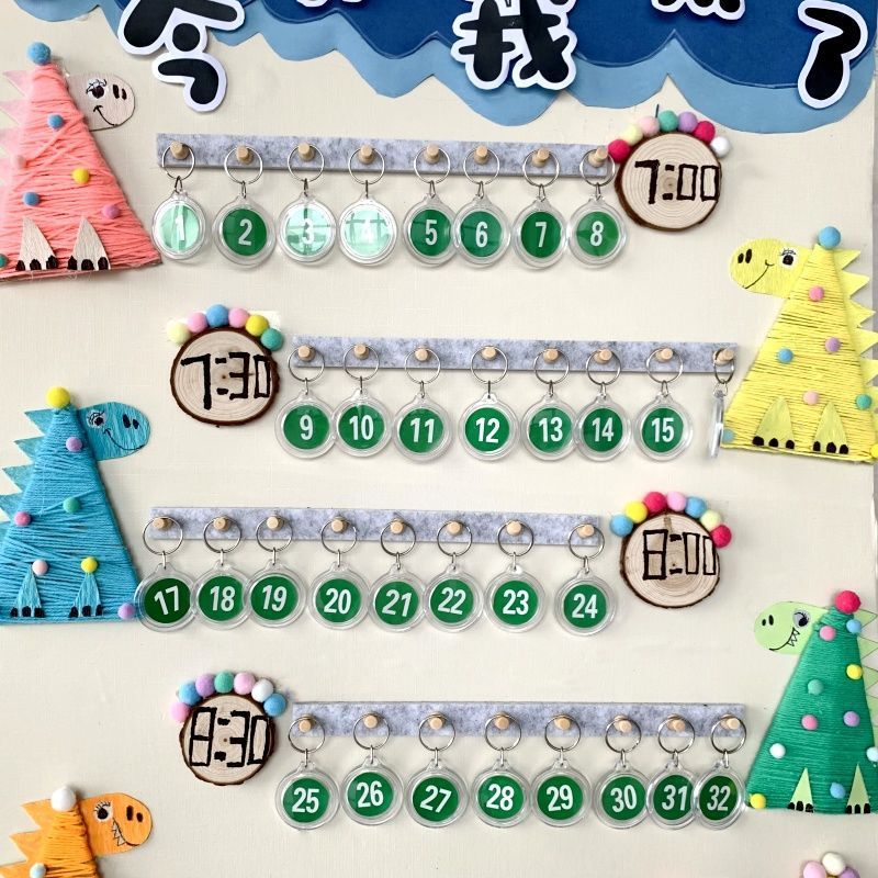 幼稚園の朝の間に壁にサインして材料を作ります。|undefined