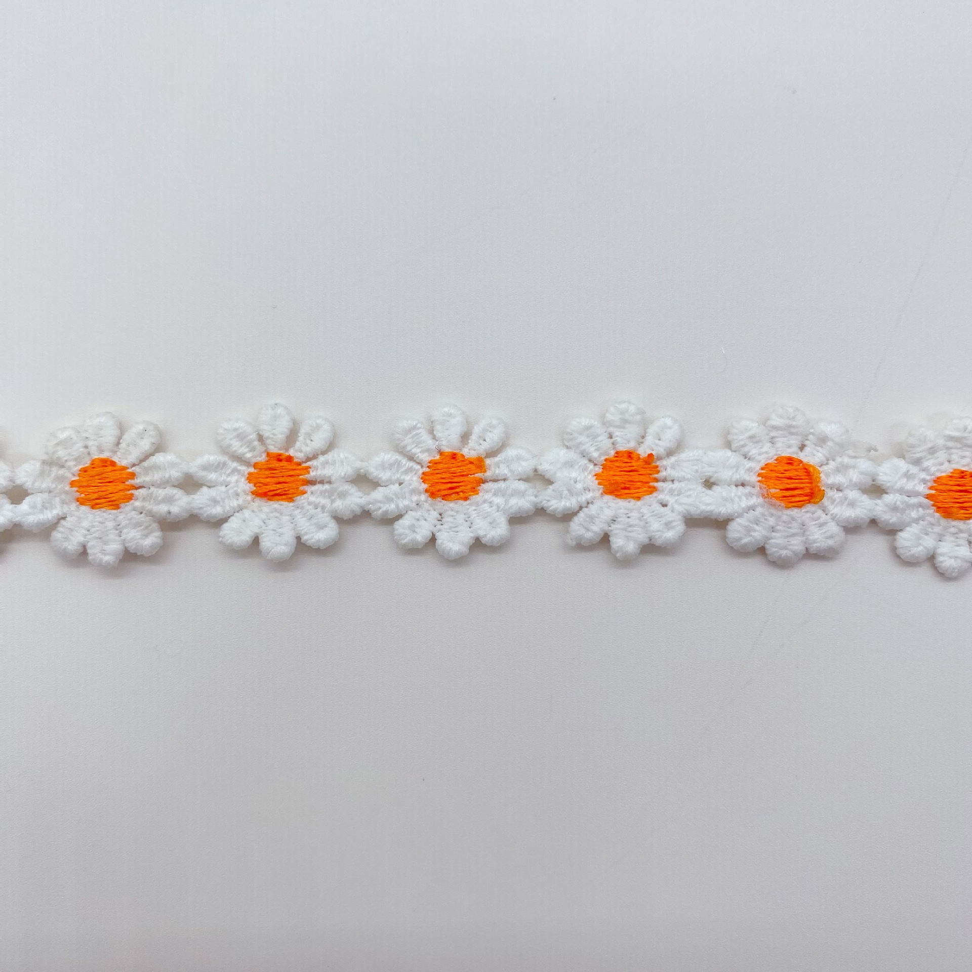 Dos colores de encaje Daisy código de barras Cadena de clavícula accesorios de joyería decorativos coloridos accesorios de ropa para niños encaje soluble en agua