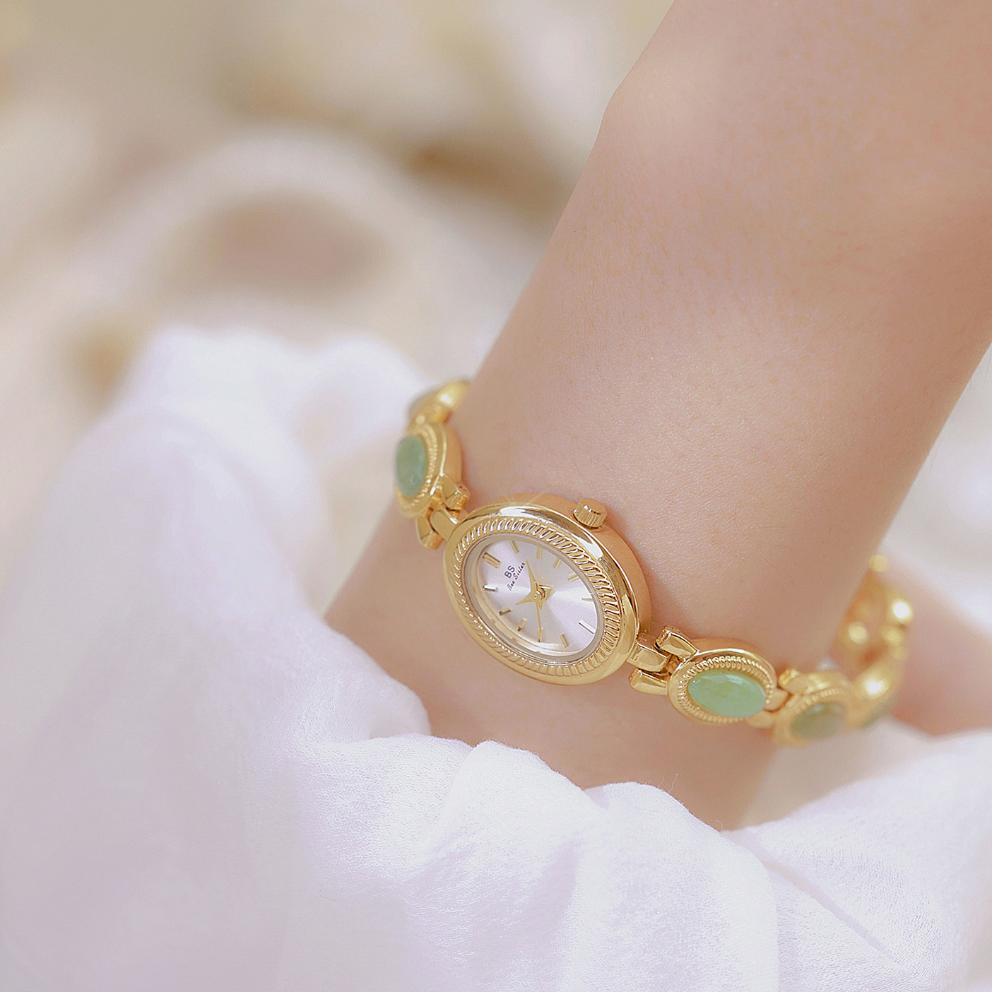 60g Weight Tempered Glass Mirror Material Alloy Strap Material Watch Classification Pointer Display Type Jewelry Buckle Buckle Style Oval Dial Shape Daily, Date Occasion Quartz Movement Solid Color Pattern Women's Gender Simple Style, Classic Style Style Simple Style Classic Style Solid Color Jewelry Buckle Quartz Watch Women's Watches 12