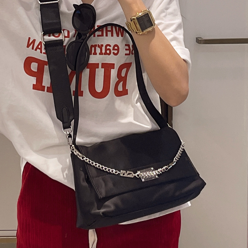 Small design chain vagrant for female 2024 new large capacity single shoulder commuter Messenger bag_voghion.com