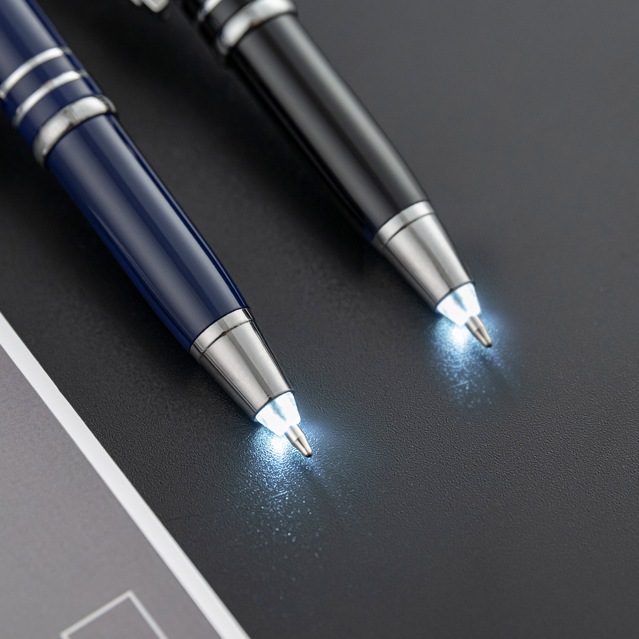 Pluma LED multifuncional en stock mayorista comercial pluma de bola de metal logotipo de impresión creativa papelería regalos pluma