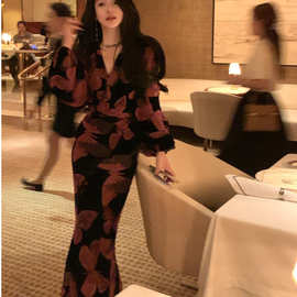 法式复古蝴蝶印花v领显瘦连衣裙女名媛气质优雅风情万种长裙