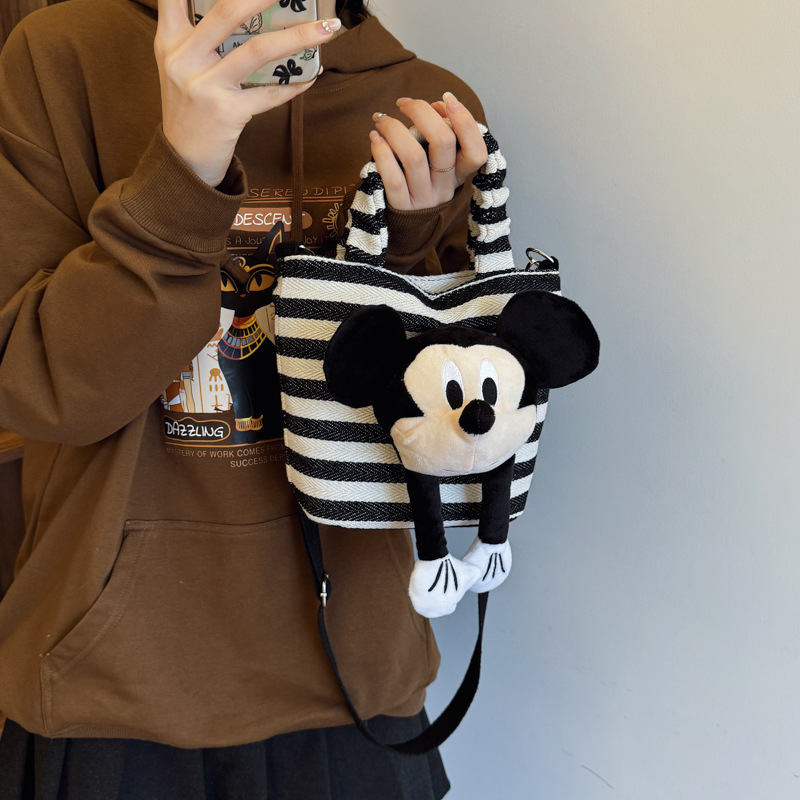 외국 스타일 귀여운 유행 휴대용 버킷 가방 여성의 2024 새로운 틈새 디자인 크로스 바디 가방 간단한 맞춤형 작은 가방