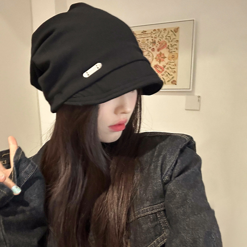 Sombrero japonés de pila de mujeres otoño y invierno simple cara pequeña gorra de cabeza roja red negra moda versátil gorra de luna fría gorra