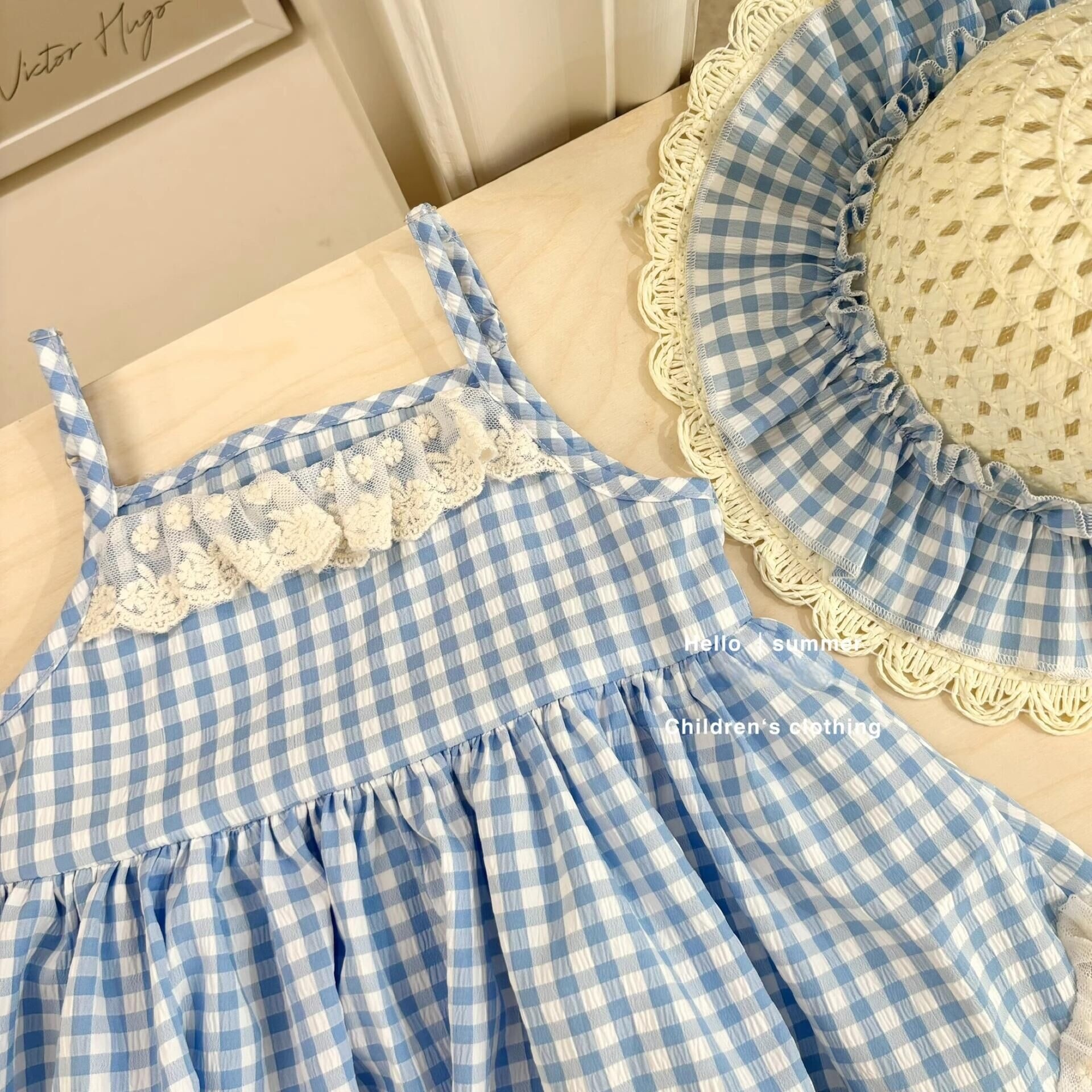 [Sombrero gratis] Vestido de niña de descanso de té verano nuevo estilo para niños falda de tirantes a cuadros falda de encaje