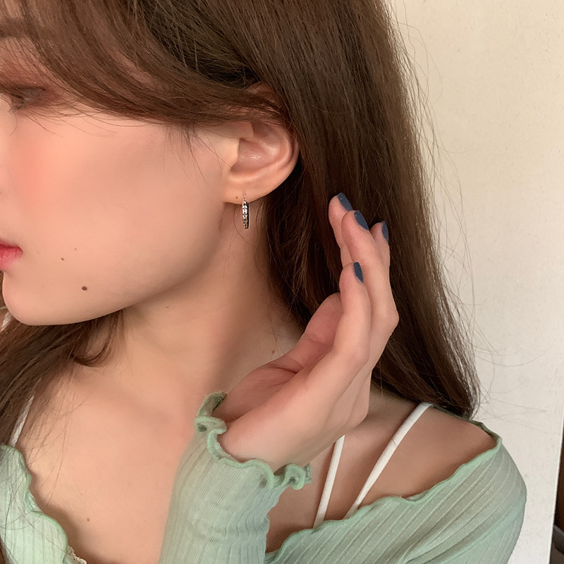 Pendientes de moda estilo frío de alto grado de lujo de luz de las mujeres Pendientes de diseño único de aguja de plata 925 pendientes de patrón cruzado