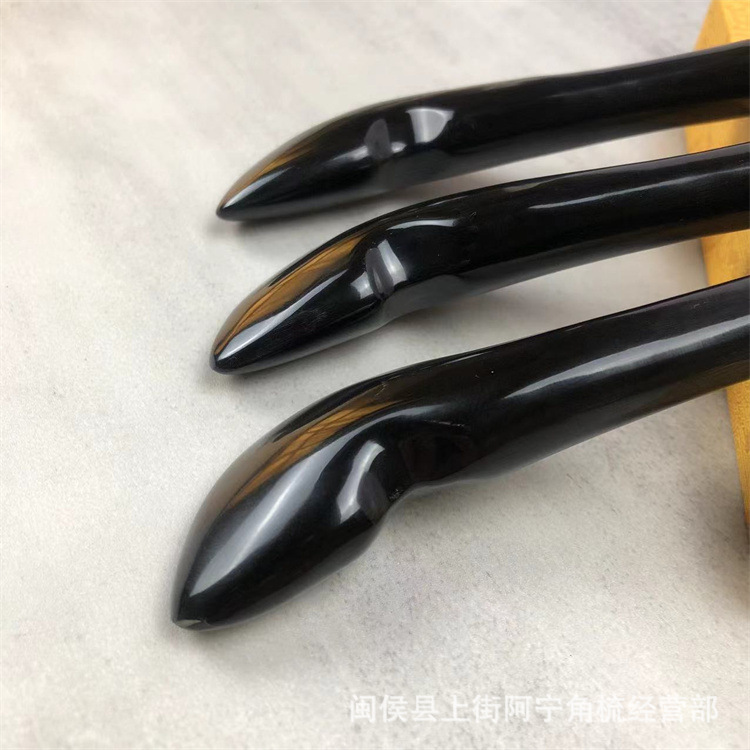 Buffalo Horn Gua Sha Facial Tool 12.5cm Eye Scraping Board Acupoint Pen for Face and Eye Massage in use