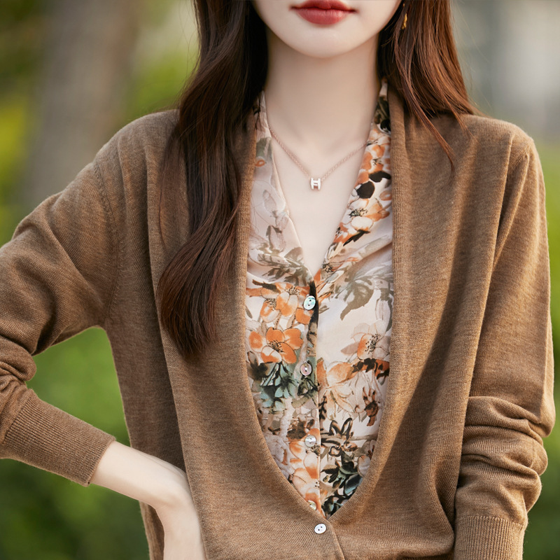 2024 ink painting imperial concubine collar early autumn fake two-piece wool knitted cardigan versatile fashion long sleeve V-neck outerwear 2024 ink painting imperial concubine collar early autumn fake two-piece wool knitted cardigan versatile fashion long sleeve V-neck outerwear