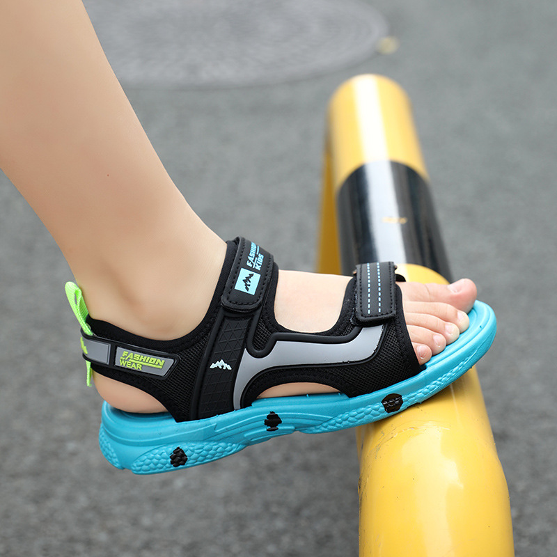 Sandalias para niños 2025 nuevos niños medianos y grandes zapatos de playa de suela suave antideslizantes para niños coreanos de verano sandalias para niños con punta abierta