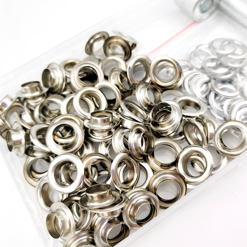 /><br /><span>Ogni set di occhielli e rondelle in metallo si adatta perfettamente, non si crepa e non si perde facilmente. -Il nostro kit di occhielli è adatto per scarpe, lacci, abbigliamento, borse e articoli in pelle.</span></p> <p><img src=