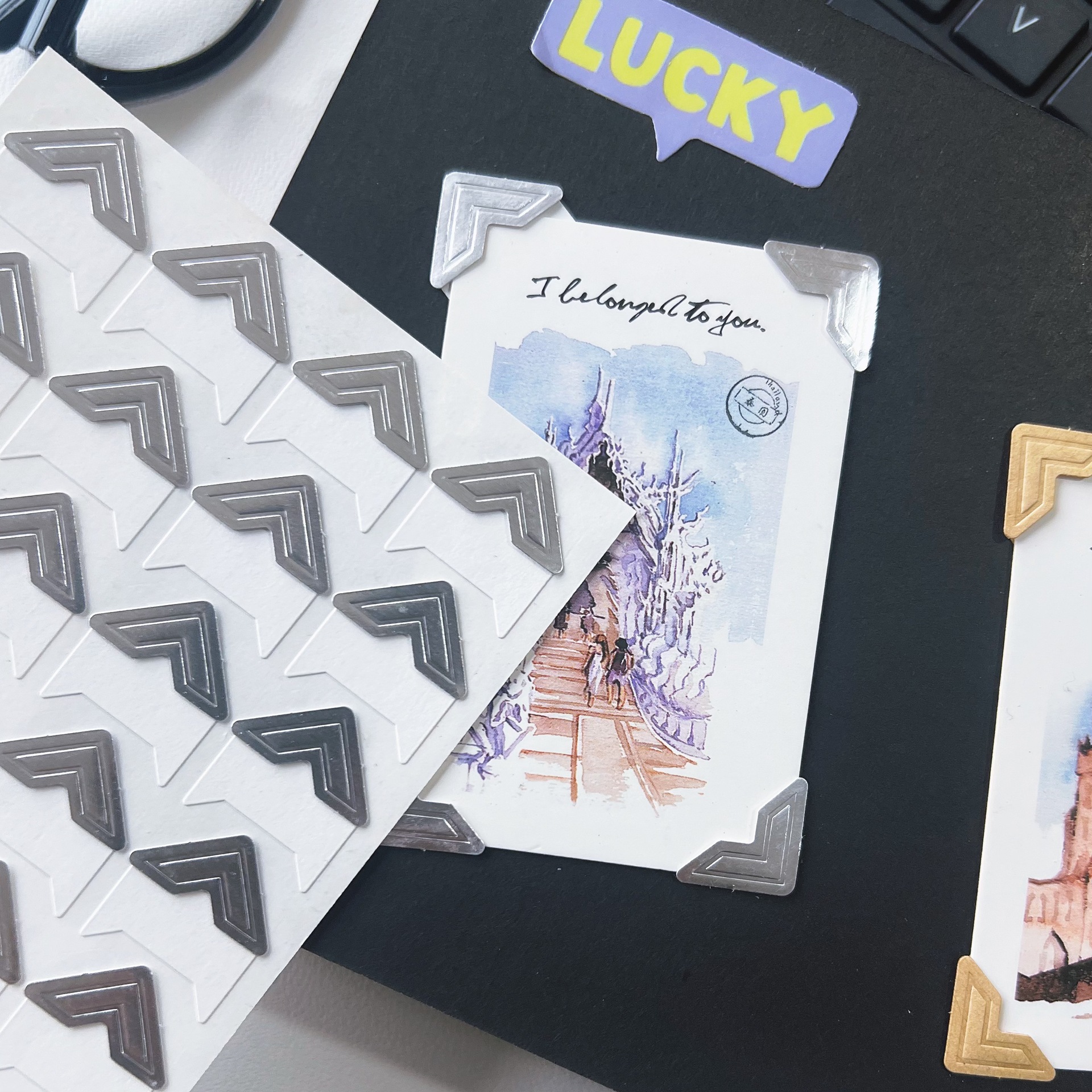 흰색 바탕에 은색