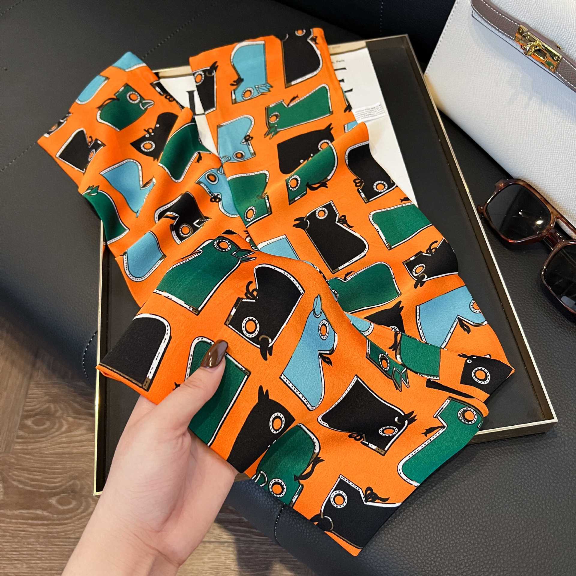 Nueva bufanda de seda pequeña banda larga estrecha para el cabello mujer estilo primavera y otoño moda madre bufanda estilo verano estilo fino serpentina bufanda al por mayor