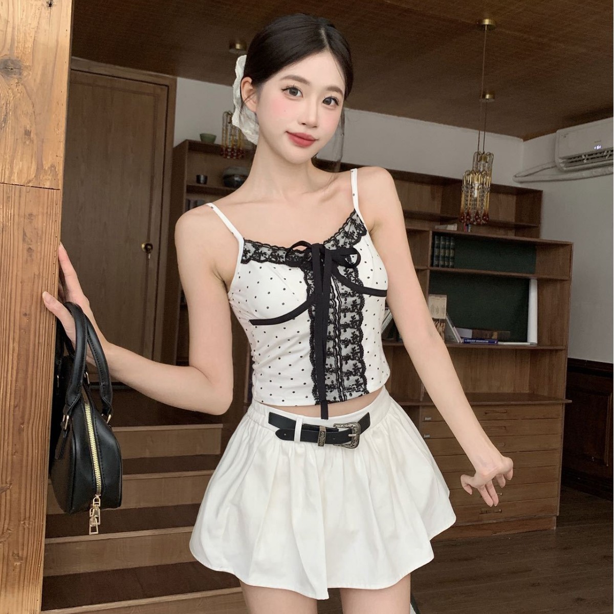 66023 #2025 verano nuevo sexy chica con cojín de pecho ondulado punto de encaje empalmado eslingas corta camisa mujer