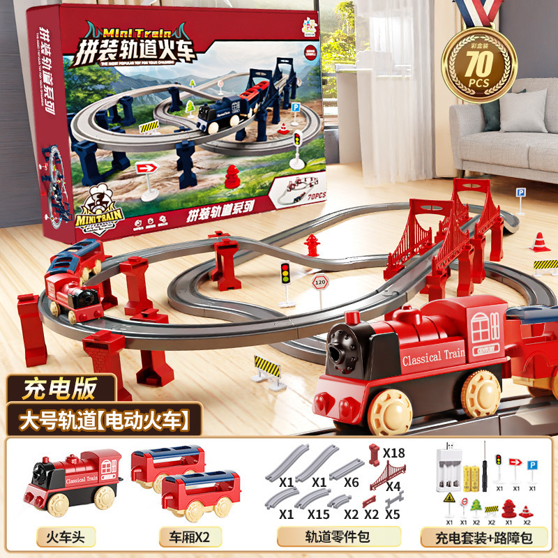 国境を越えた電気高速鉄道の電車は軌道を持っている男の女の子が模型を組んで車のおもちゃの誕生日プレゼントをシミュレートした