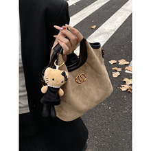 �ﶬ��������Ƥ�q����Ů2025�¿�ٴ�ײɫ����ˮͰ��С���б���