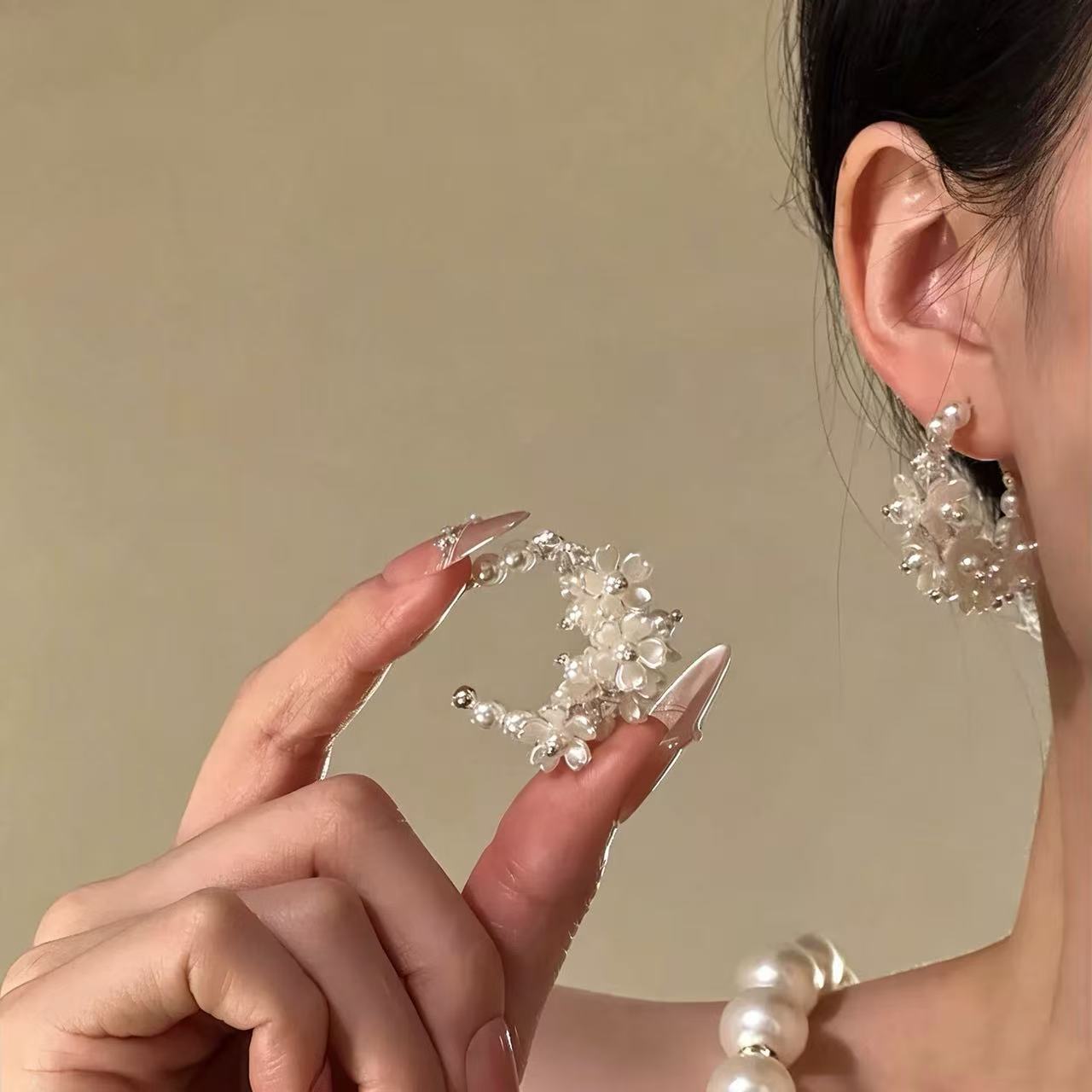Popular French-Style Retro Three-Dimensional Flower Pearl Earrings 2026 New Model High-End Elegant Stud Earrings Versatile Ear Accessories